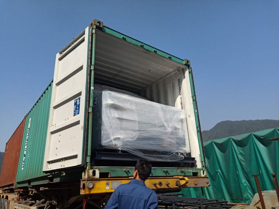 The semi-automatic laminating machine shipped to India