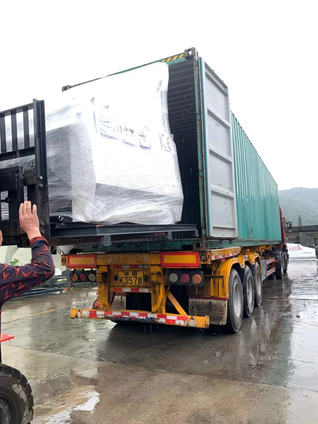 Youbond YB-1300E Automatic Flute Laminating Machine Deliver to Egypt