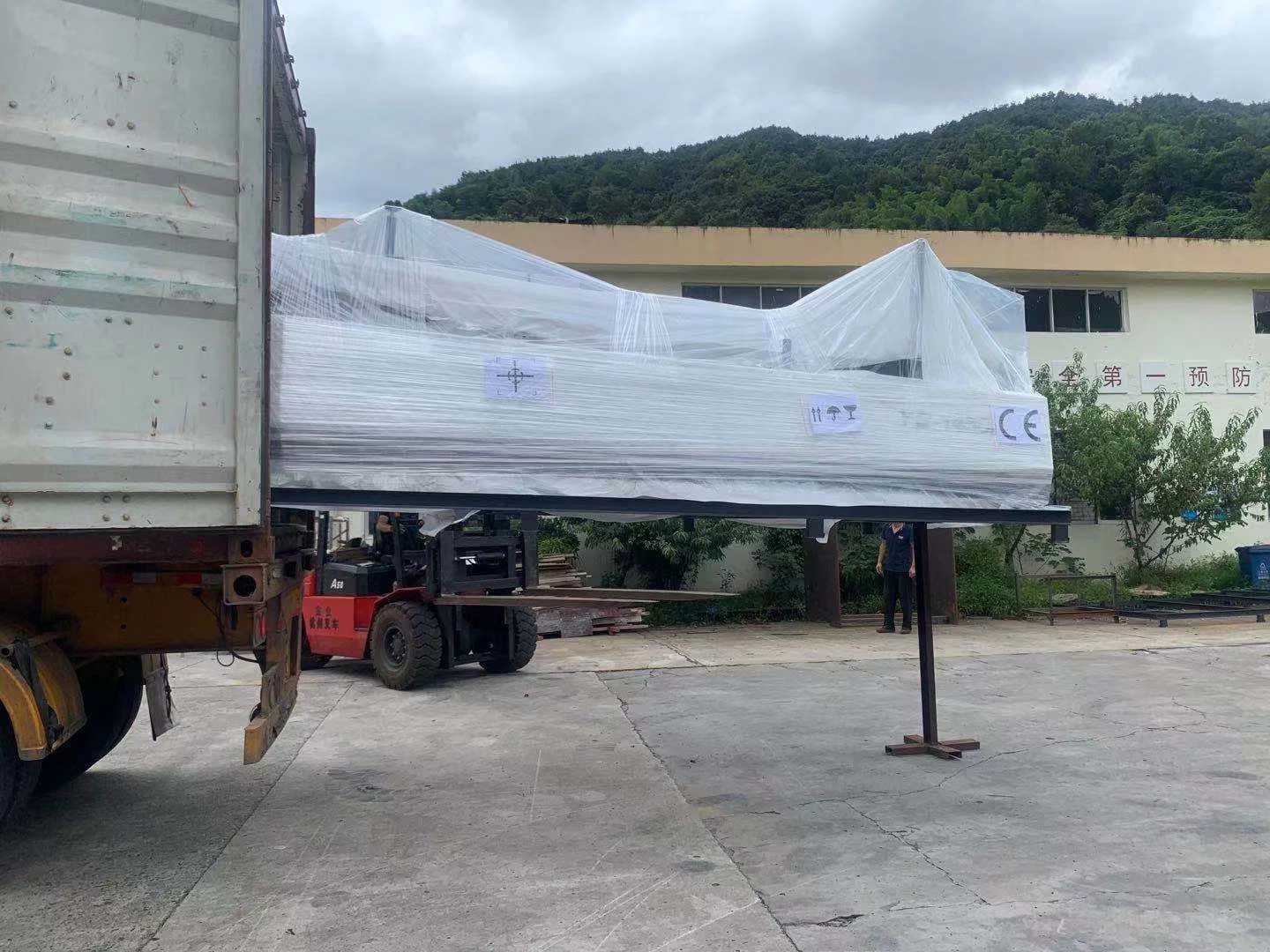 YB-1450H High Speed Servo Type Laminating Machine Deliver to Malaysia