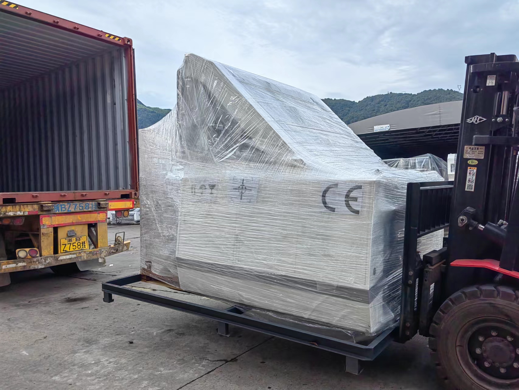 Paper Laminating machine YB-1300E Deliver to UAE