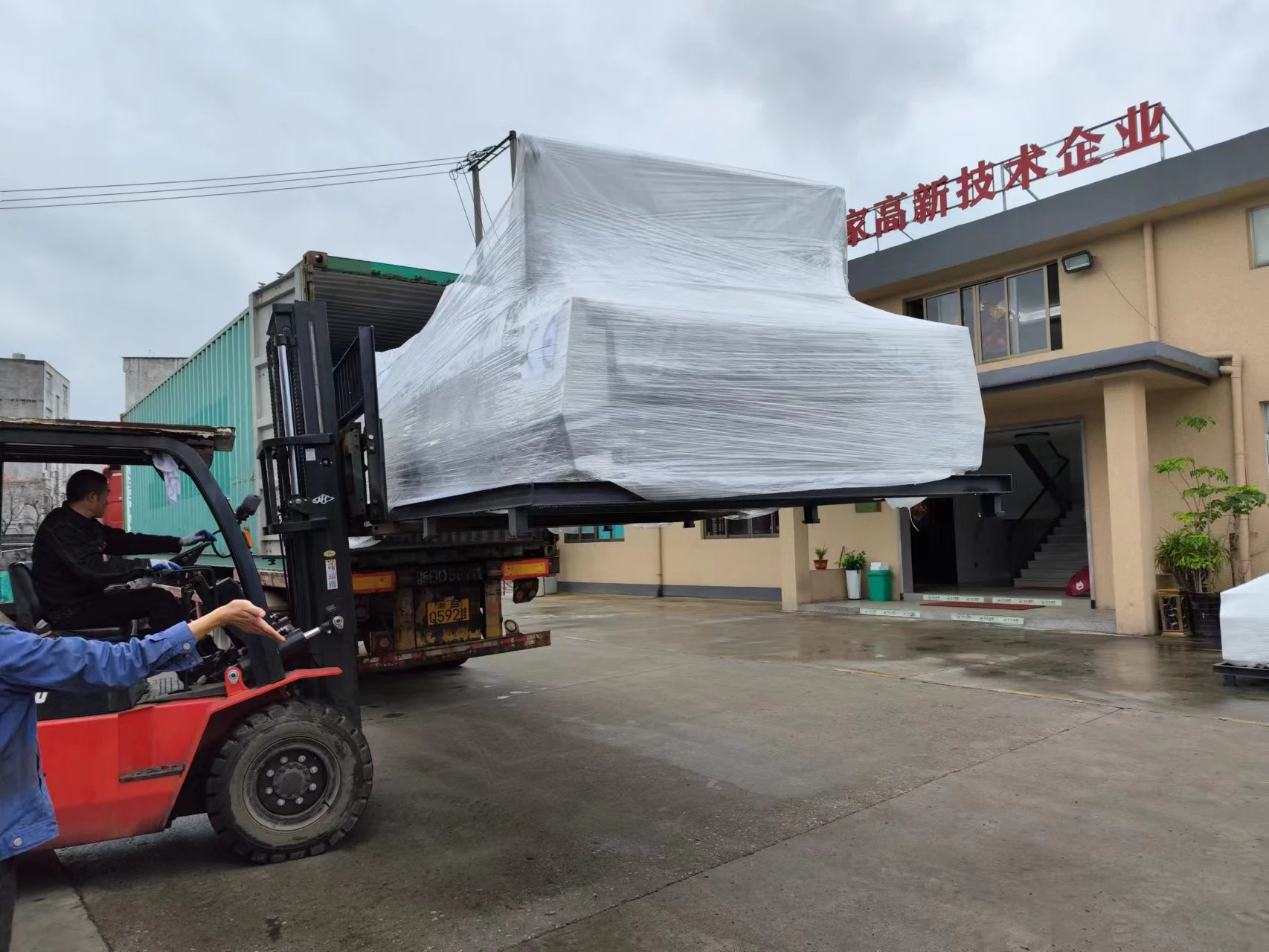 YB-1450H Intelligent High speed flute laminator Deliver to  Korean customer